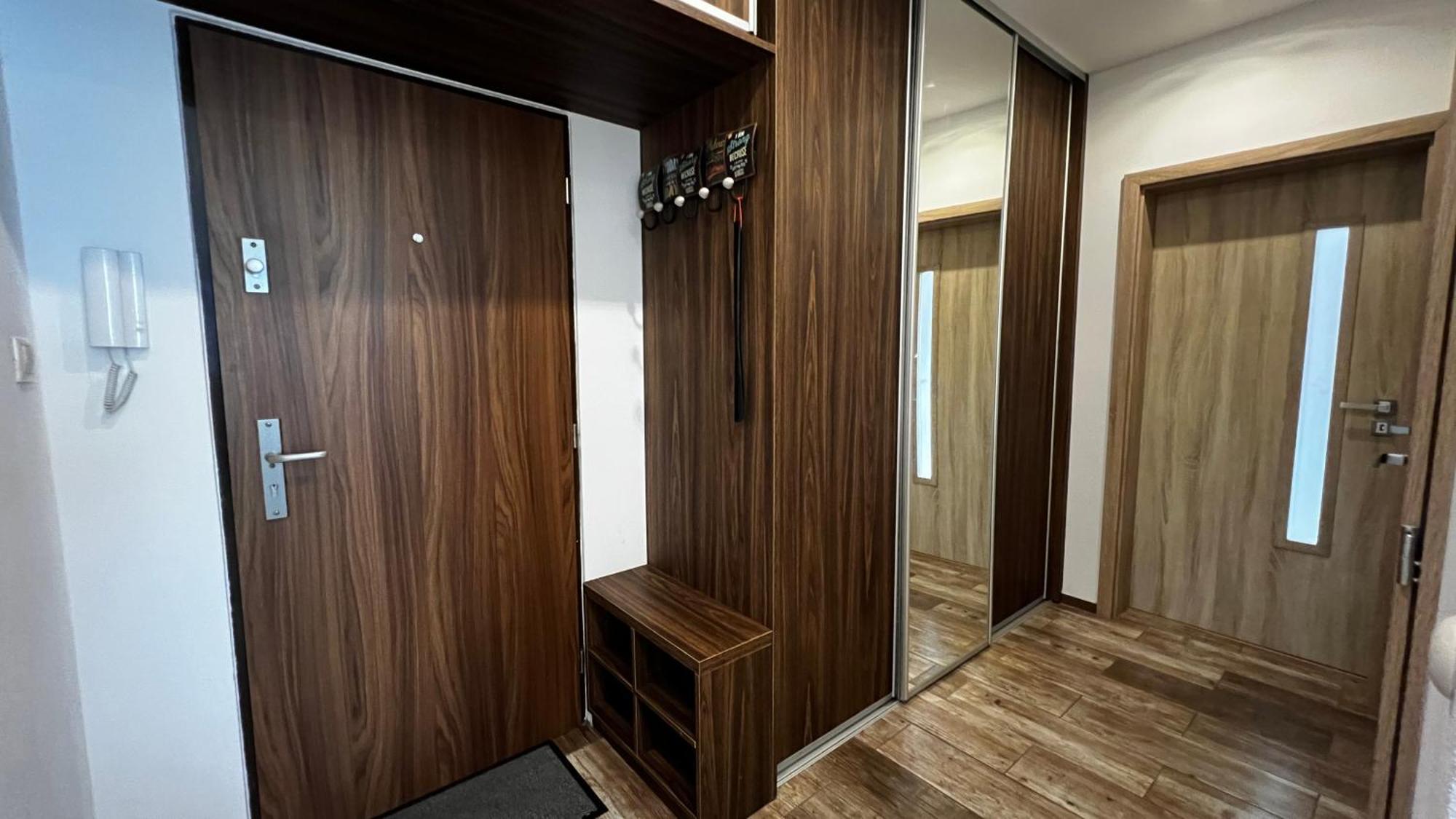 Industrial Apartment I 24Hr Self Check-In I Free Parking & Coffee Banská Bystrica Exterior foto